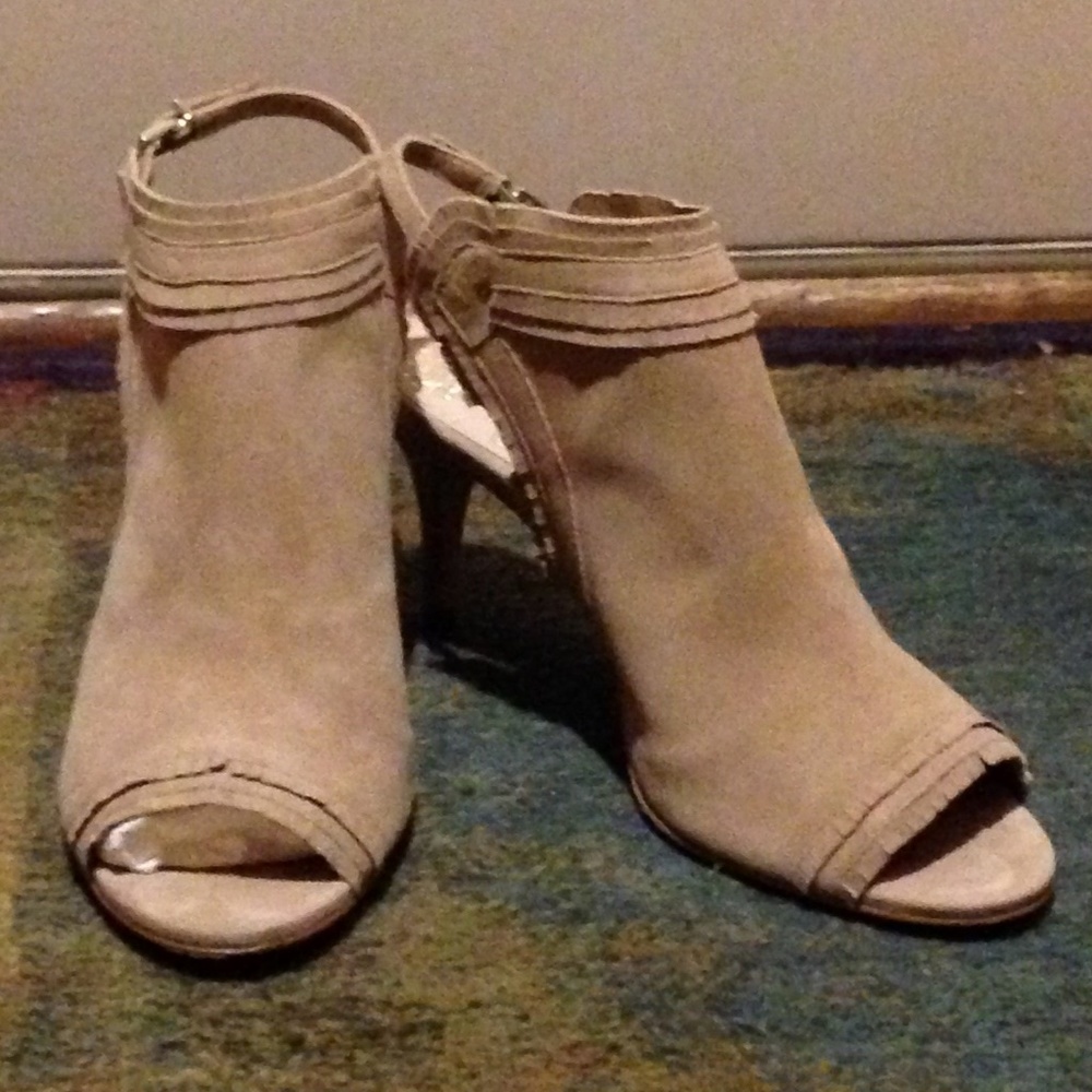 VINCE CAMUTO - Prenda Suede Bootie- In Great Shape